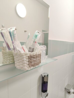 Comfort kamer, 1 slaapkamer, niet-roken, balkon | Badkamer | Een douche, een regendouche, gratis toiletartikelen, een haardroger