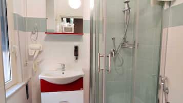 Camera Comfort, non fumatori, balcone | Bagno | Doccia, soffione a pioggia, set di cortesia gratuito, asciugacapelli