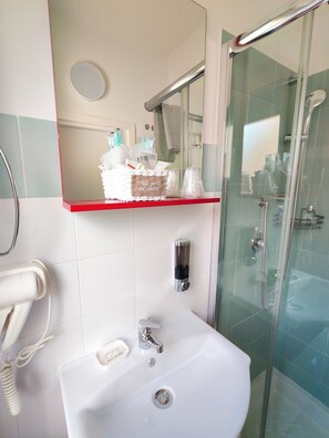 Comfort-Zimmer, Nichtraucher, Balkon | Badezimmer | Dusche, Regendusche, kostenlose Toilettenartikel, Haartrockner