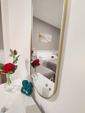 Family Room, Air conditioning | Premium bedding, memory-foam beds, individually furnished, desk - B&B Alle porte del centro (Santa Maria Capua Vetere)