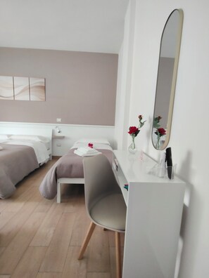 Family Room, Air conditioning | Premium bedding, memory-foam beds, individually furnished, desk - B&B Alle porte del centro (Santa Maria Capua Vetere)