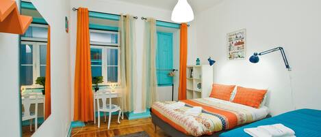 4 عدّة غرف نوم ومكواة/لوح كي وخدمة الإنترنت وملاءات أسرّة