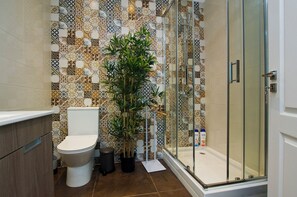 Douche, sèche-cheveux, serviettes fournies, savon