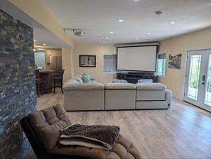 Smart-TV, Kamin, Bücher