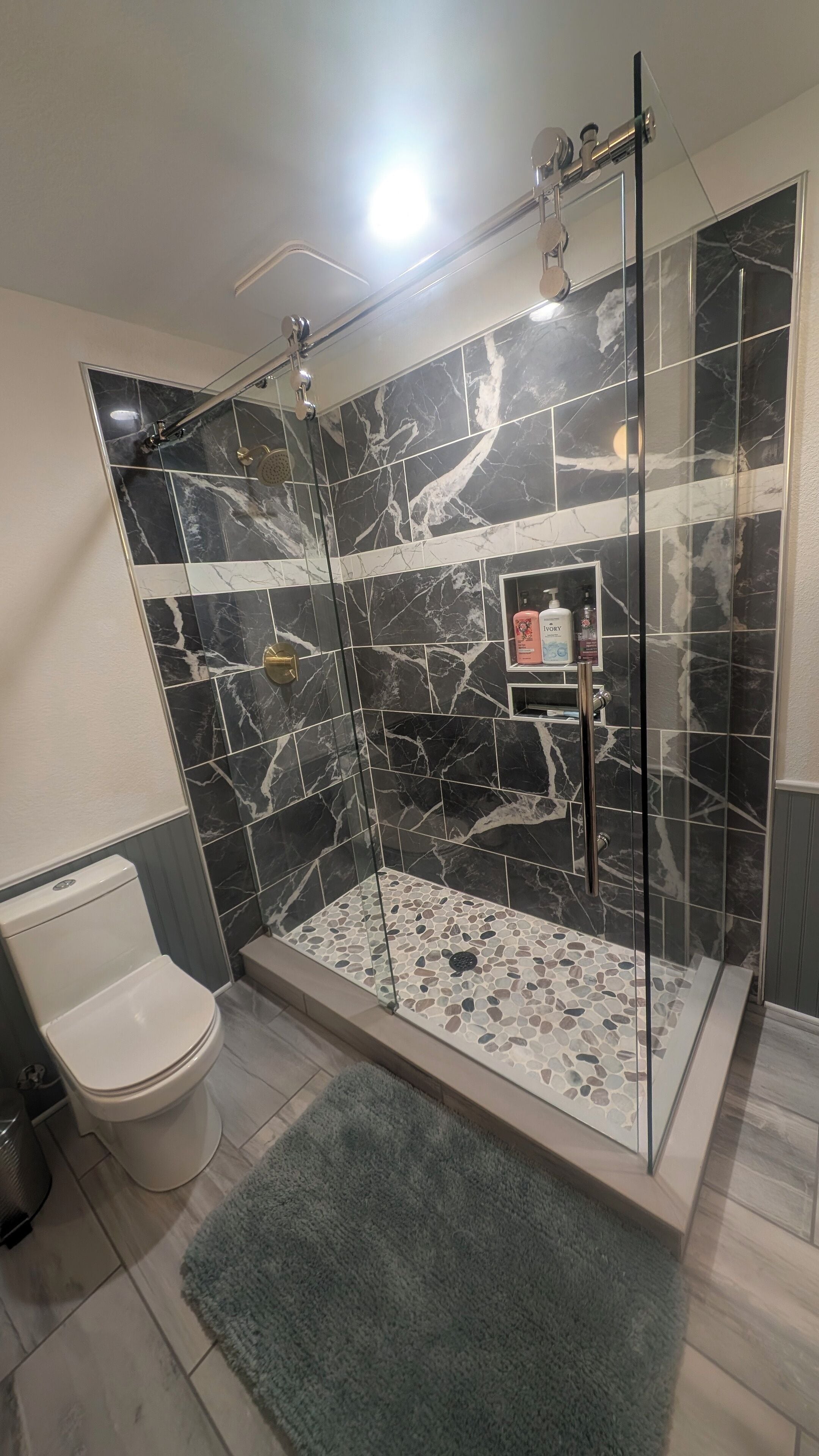 Een douche, een haardroger, handdoeken, zeep
