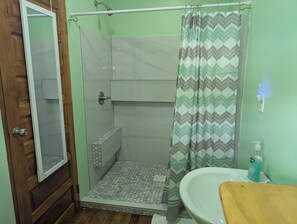 Dusche, Handtücher, Seife, Toilettenpapier
