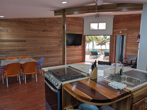 Spacious 5-bedroom lodge in brilliant Hopkins with AC