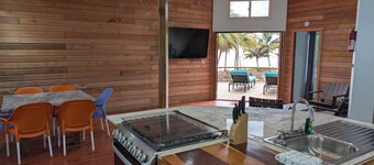 Spacious 5-bedroom lodge in brilliant Hopkins with AC