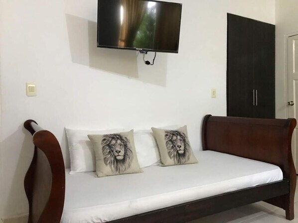 1 bedroom, WiFi, bed sheets - Arco Apartasuites Apartment 6 - NO AC - (Cali)