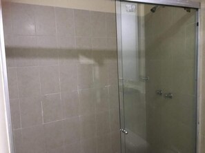 Shower, towels - Arco Apartasuites Apartment 6 - NO AC - (Cali)