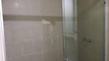 Chuveiro, toalhas de banho