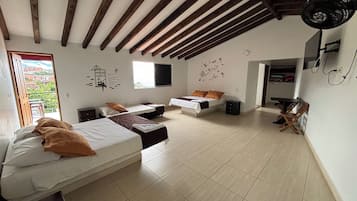 Habitación familiar | Escritorio, espacio para trabajar con laptop y wifi gratis