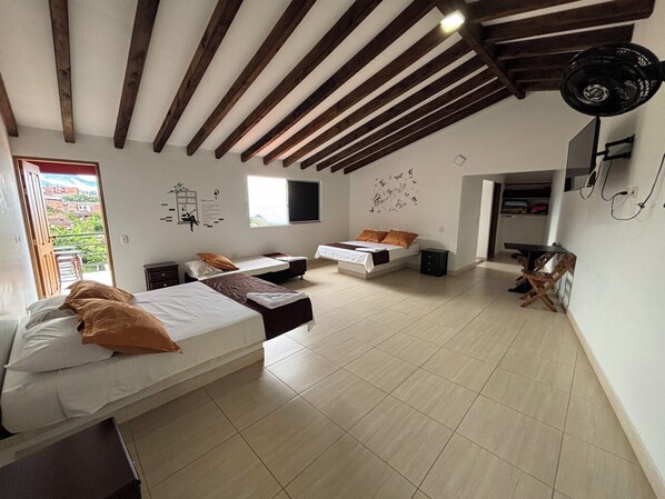 Family Room | Desk, laptop workspace, free WiFi
