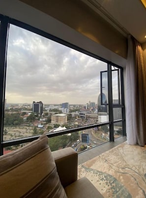Una habitación con un ventanal que ofrece vistas a la ciudad.
