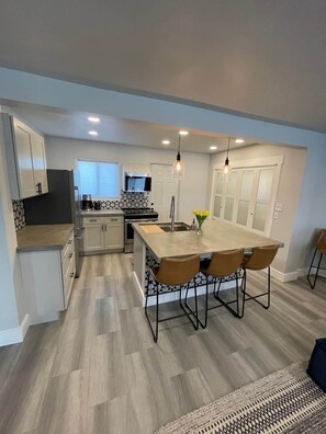 Coffee/tea maker, electric kettle, lobster pot, paper towels - 1 Bedroom Stunner-Beautiful Kitchen! (Albuquerque)