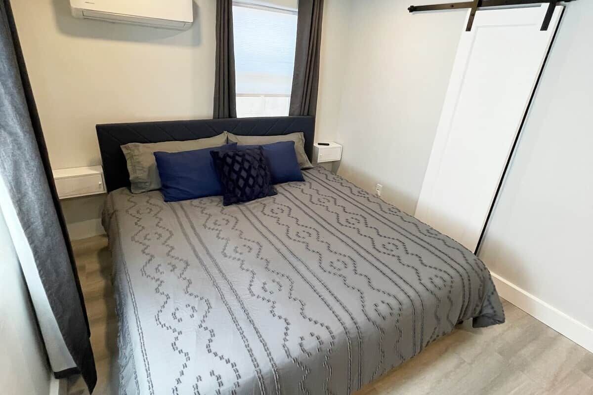 1 bedroom, desk