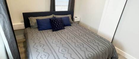 1 bedroom, desk