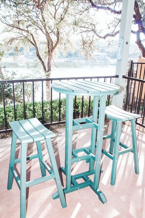 Outdoor dining - Timber Bay Lake House (Burnet)