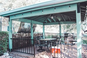 Outdoor dining - Timber Bay Lake House (Burnet)