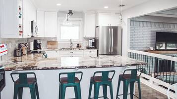 Micro-ondes, four, plaque de cuisson