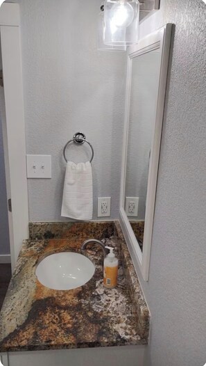 Shower, hair dryer, towels, soap - Timber Bay Lake House (Burnet)