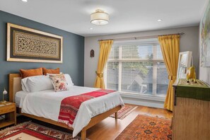 3 bedrooms, iron/ironing board, WiFi, bed sheets - Luxury AC Home in Great Neigbourhood (Calgary)