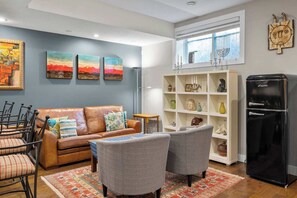 Living area - Luxury AC Home in Great Neigbourhood (Calgary)