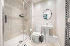 Dusche, Haartrockner, Handtücher, Seife