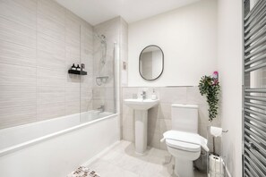 Chuveiro, secador de cabelo, toalhas de banho, sabonete