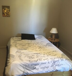 2 bedrooms, iron/ironing board, WiFi