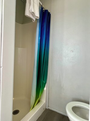 Douche, séchoir à cheveux, serviettes fournies, savon