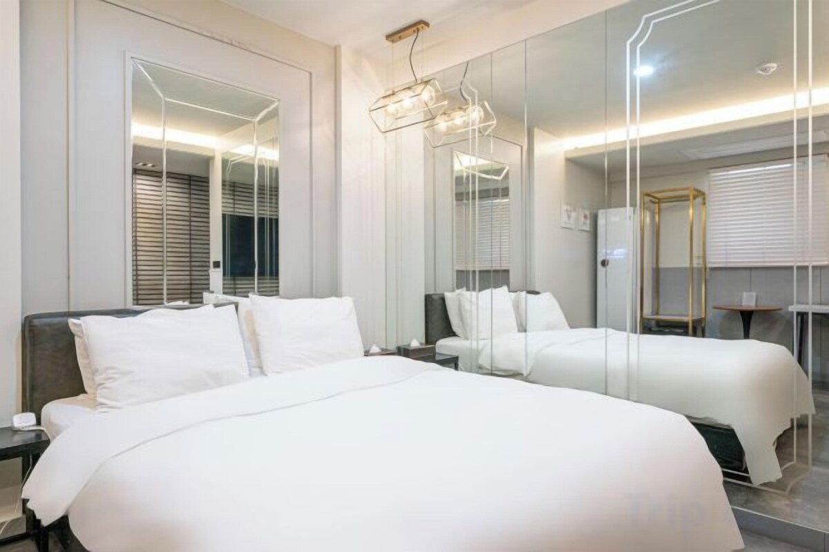 Premium bedding, down comforters, memory foam beds, desk