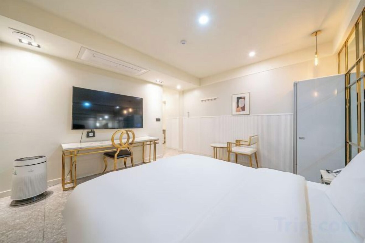Premium bedding, down comforters, memory foam beds, desk