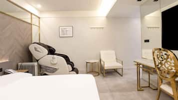 Kahden hengen royal-huone | Ylelliset vuodevaatteet, untuvapeitot, memory foam -patjalliset sängyt