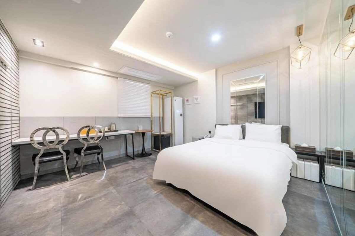 Premium bedding, down comforters, memory foam beds, desk