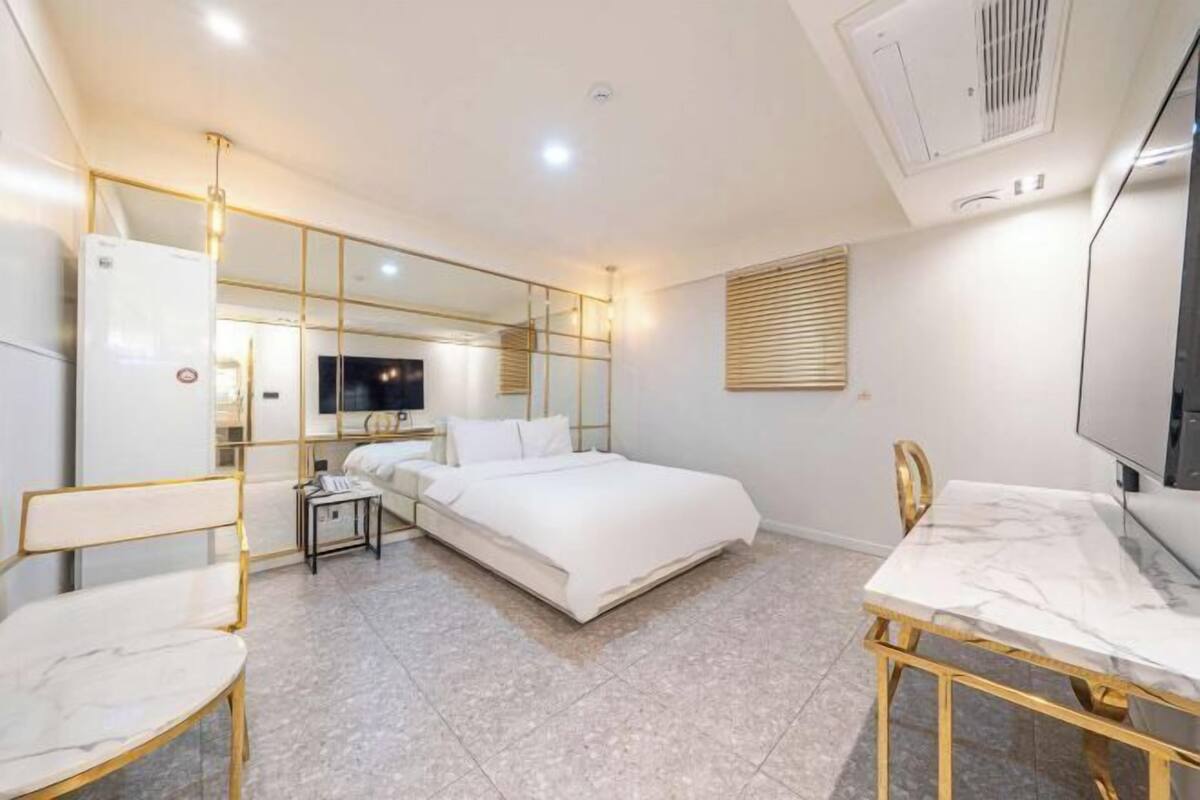 Premium bedding, down comforters, memory foam beds, desk