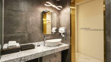 Dobbeltrom – signature | Bad | Kombinert dusj/badekar, toalettartikler (inkludert), hårføner og bidé