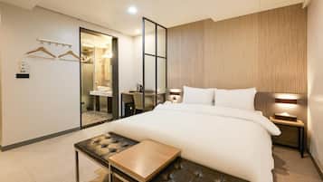 Habitación Premium doble | Ropa de cama de alta calidad y edredones de plumas