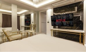 ห้องซิกเนเจอร์ดับเบิล | เครื่องนอนระดับพรีเมียม, ผ้านวมขนเป็ด, เตียงเมมโมรีโฟม
