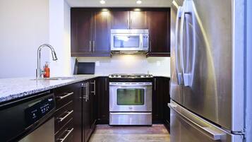 Refrigerador con congelador, microondas, horno y parrilla de estufa