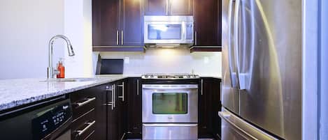 Full-sized fridge, microwave, oven, stovetop