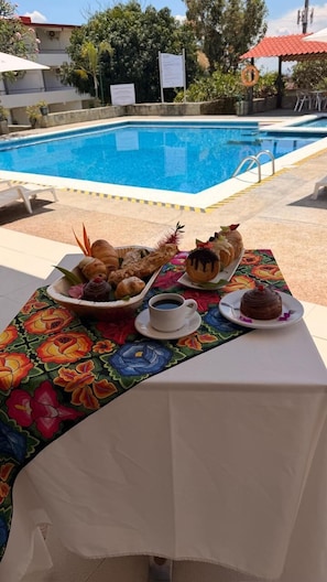 Outdoor pool - Hotel San Felipe  (Oaxaca)