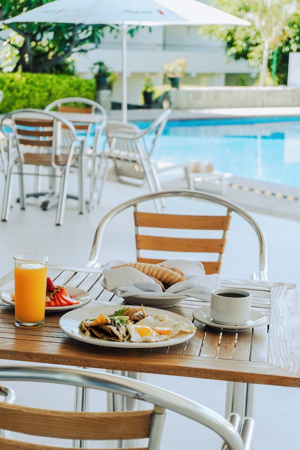 Daily continental breakfast (MXN 320 per person)