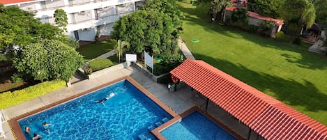 Una piscina al aire libre