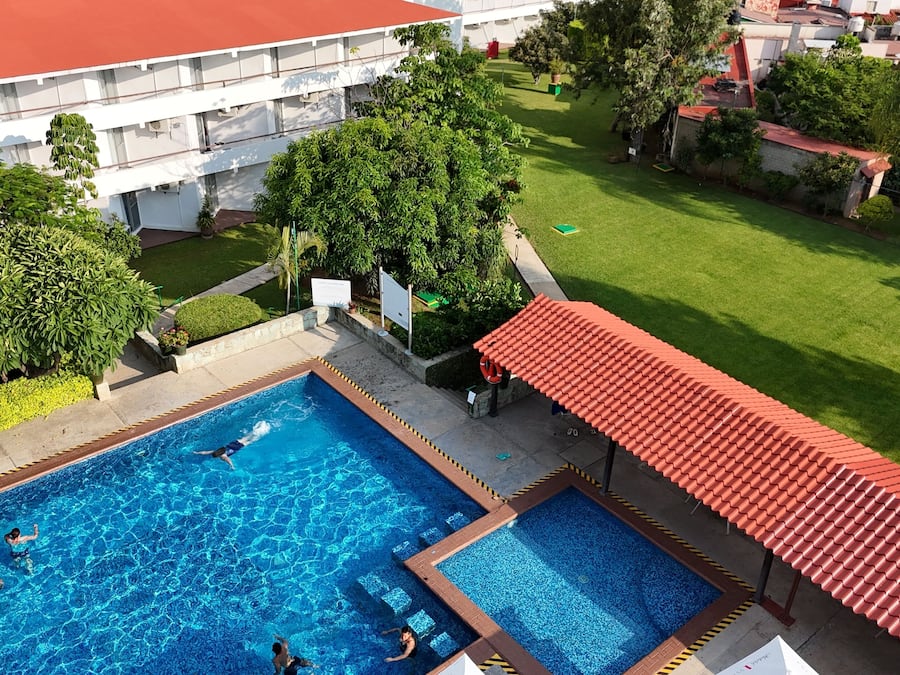Una piscina al aire libre