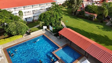 Una piscina al aire libre