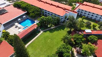 Vista frontal de la propiedad