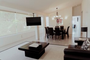 Suite – comfort | Safe på rommet, strykejern/-brett og wi-fi (inkludert)