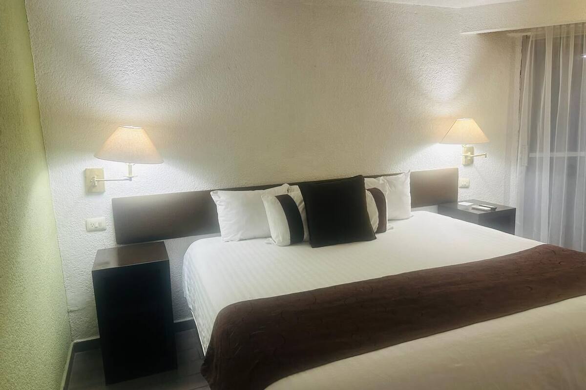 Eenvoudige kamer, balkon, uitzicht op tuin | Een kluis op de kamer, een strijkplank/strijkijzer, gratis wifi