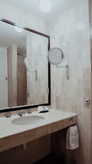 Combined shower/bathtub, hair dryer, towels, soap